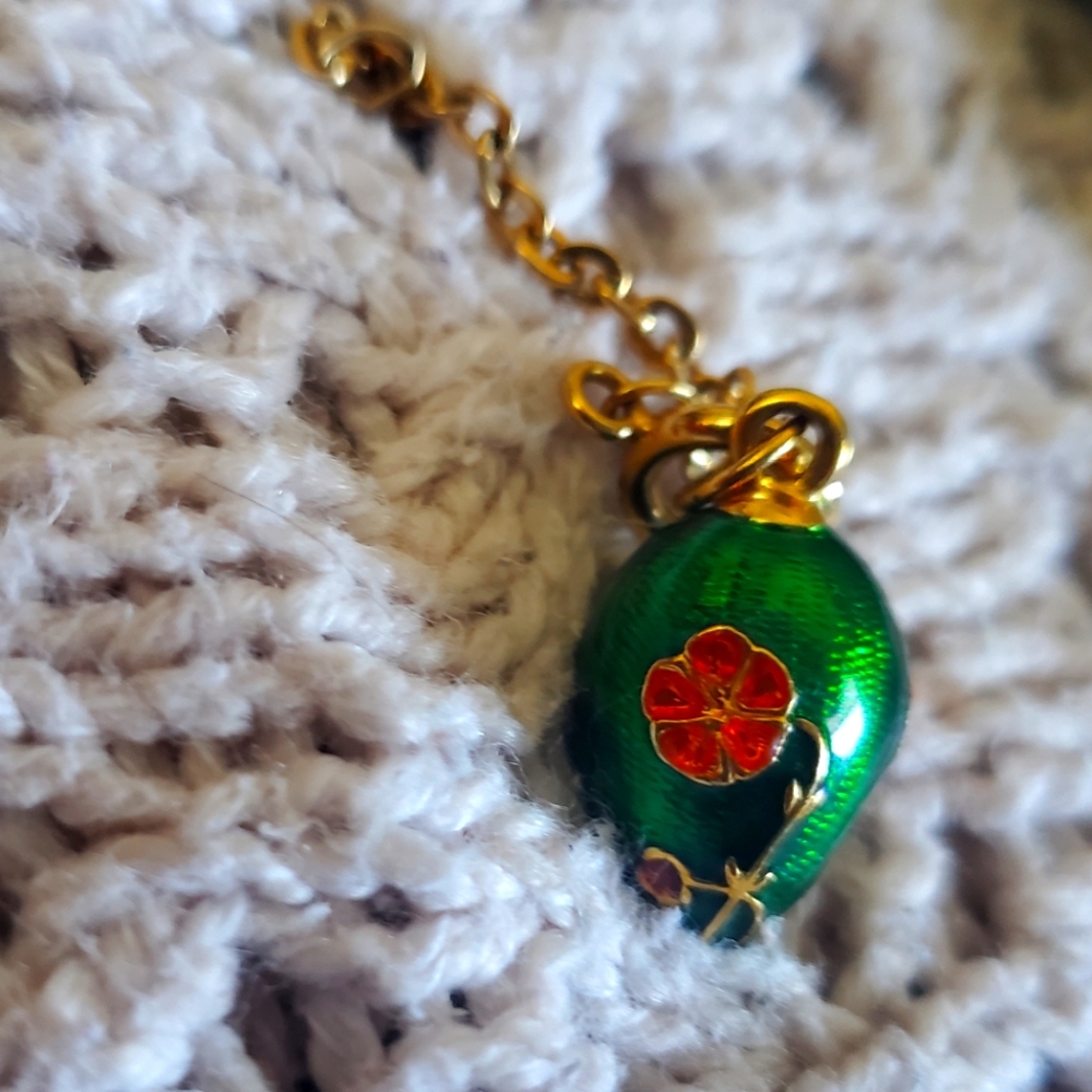 Elegant Green and Gold Pendant Necklace